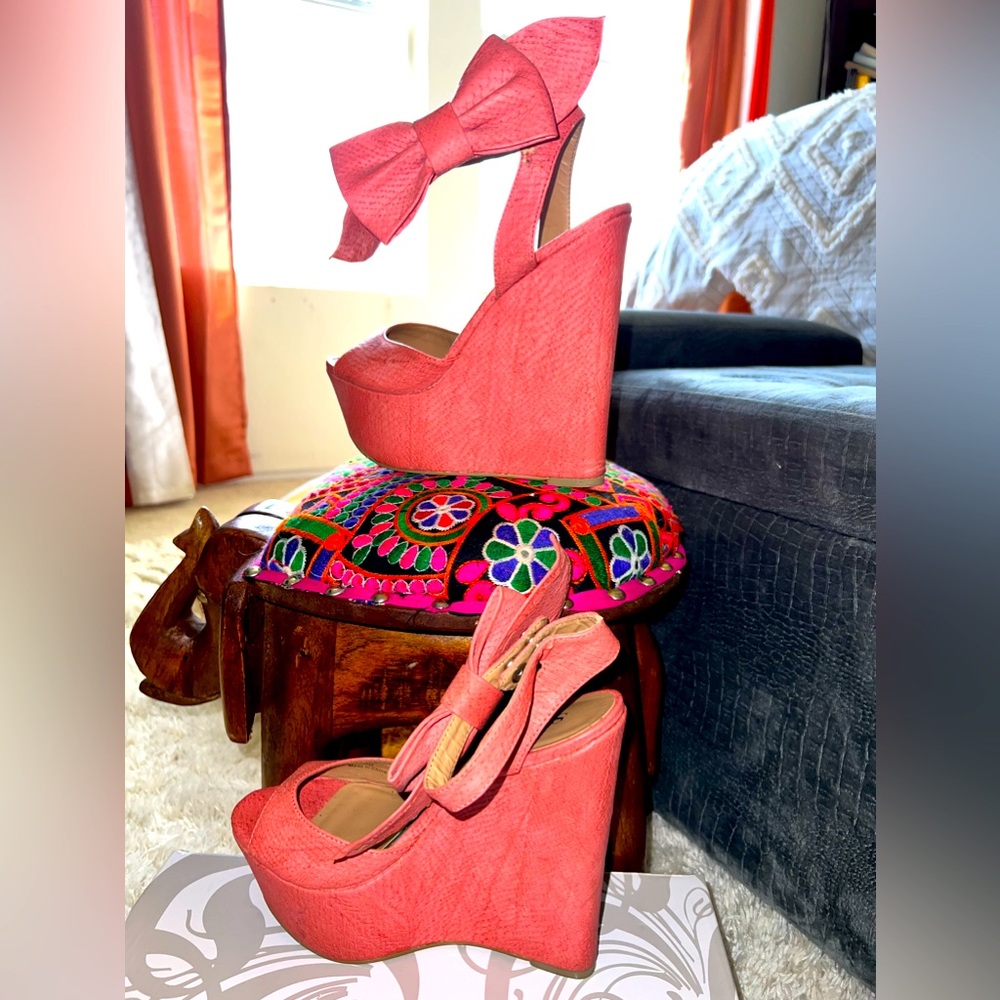 Statement piece! Pop of color